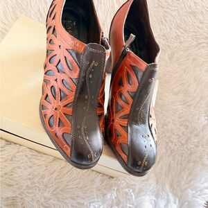 L’Artiste by Spring Step Floral Cutout Leather heels brown/ orange EU 40/ US 9